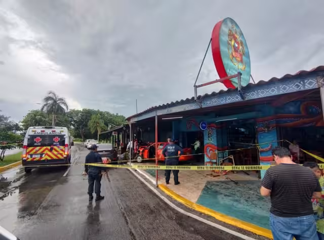 Automóvil atropella a comensales en Chetumal sobre Boulevard Bahía.