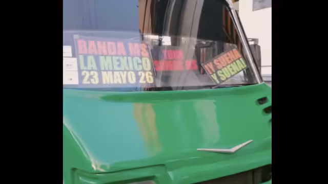 La Banda MS sorprende a sus fans al subirse a cantar a un microbús y el video se hace viral