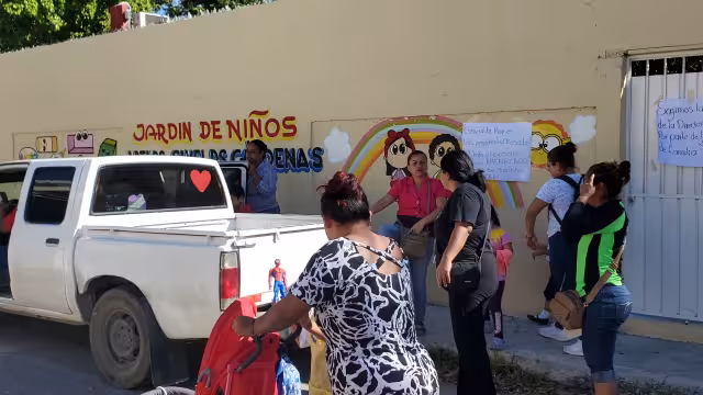 Padres de familia del Jardín de Niños Arturo Shields Cárdenas protestan por segunda ocasión exigiendo la reinstalación de una maestra