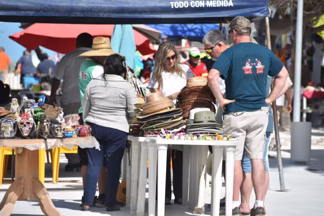 Pese al clima nublado, arriban 3 cruceros a mitad de semana