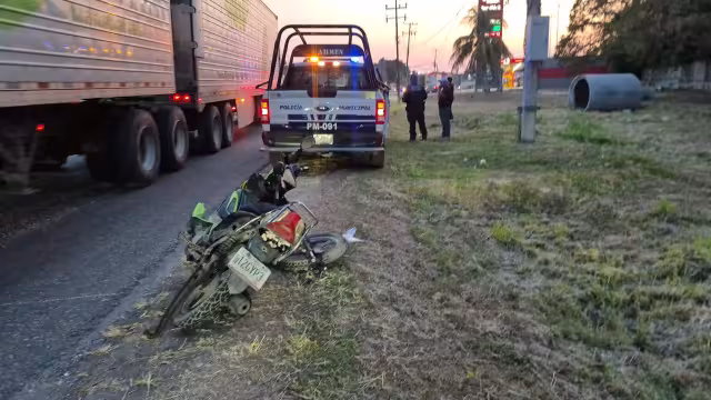 Paramédicos atendieron a una mujer lesionada tras un accidente en motocicleta sobre la avenida Cuatro Carriles en Campeche