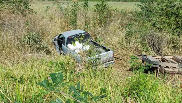 Una camioneta con remolque terminó fuera de la carretera en Hopelchén.