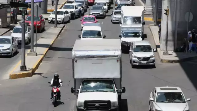 El programa Hoy No Circula busca disminuir la emisión de contaminantes provenientes de fuentes móviles