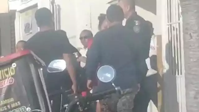 Pleito entre taxistas y motoservicios escala a los golpes en Chetumal.