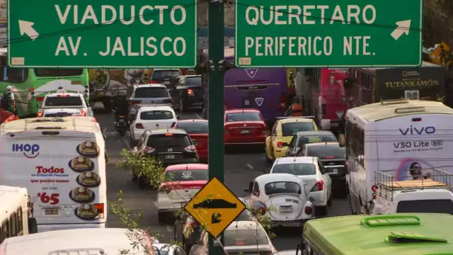 El programa Hoy No Circula es una medida ambiental que restringe la circulación vehicular en días específicos