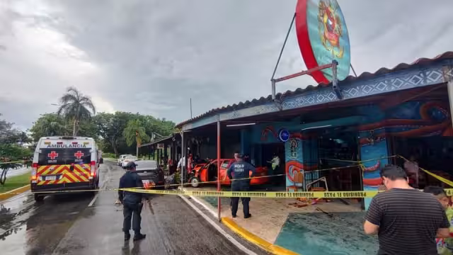 Automóvil atropella a comensales en Chetumal sobre Boulevard Bahía.