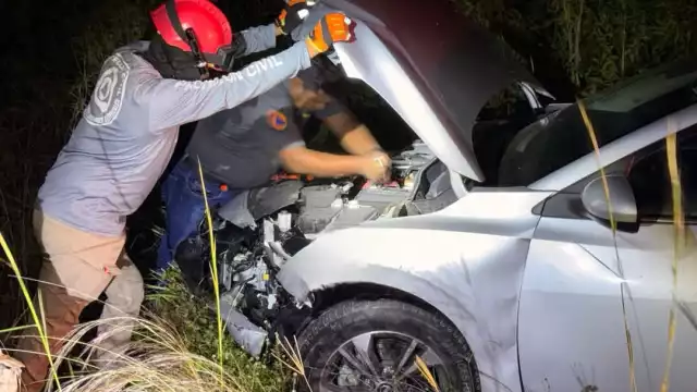 Para evitar un posible incendio, los rescatistas abrieron la unidad y desconectaron la batería