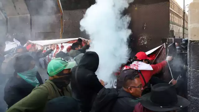 Integrantes de la CNTE intentaron derribar vallas en Palacio