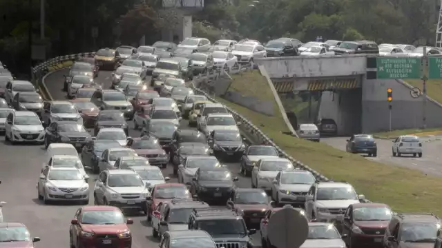 El programa Hoy No Circula es una medida ambiental que restringe la circulación vehicular en días específicos