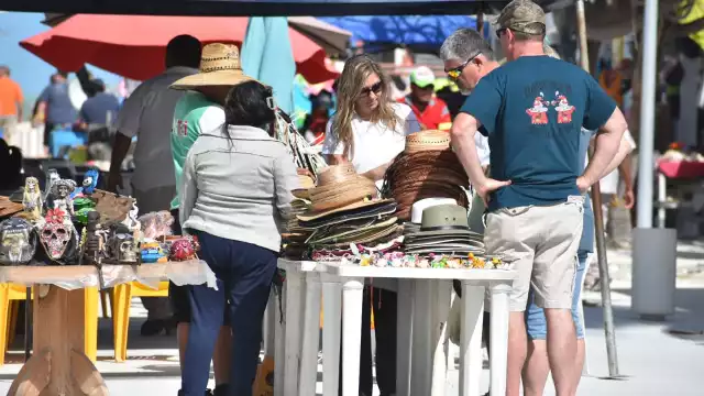 Pese al clima nublado, arriban 3 cruceros a mitad de semana