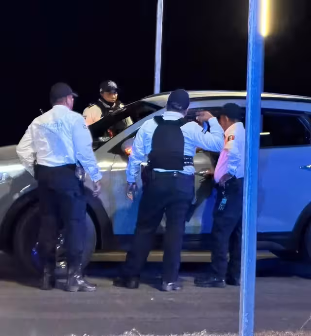 Una grúa trasladó el vehículo al corralón oficial tras confirmarse la alerta de decomiso