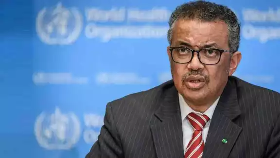 Tedros Adhanom Ghebreyesus, director de la OMS, advirtió que se deben seguir los protocolos sanitarios no farmacológicos por COVID-19. Foto: OMS 
