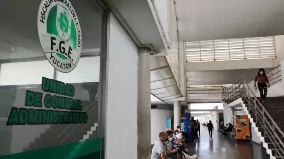 Perdió el control del móvil y atropelló a dos ciclistas sobre el Periférico de Mérida Perdió el control del móvil y atropelló a dos ciclistas sobre el Periférico de Mérida