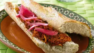 Comer una torta de cochinita todos los domingos es una actividad casi religiosa para los yucatecos.
