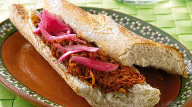 Comer una torta de cochinita todos los domingos es una actividad casi religiosa para los yucatecos.