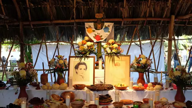 Bernardo Caamal Ek presencia una escena que toca el umbral entre el mundo de los vivos y los muertos