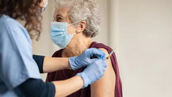 Los adultos mayores serán vacunados a partir del lunes Los adultos mayores serán vacunados a partir del lunes