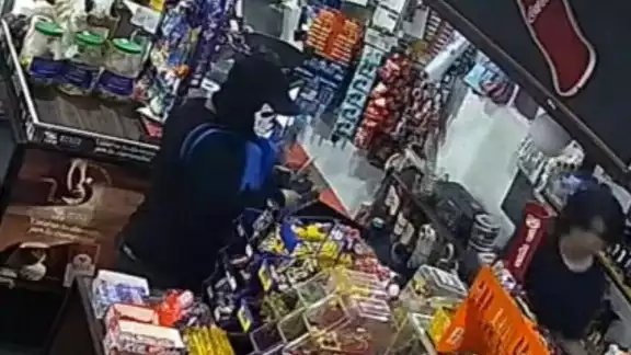 Armado con arma blanca amaga a empleado de un minisúper y se lleva dinero en efectivo Armado con arma blanca amaga a empleado de un minisúper y se lleva dinero en efectivo