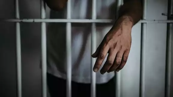 El hombre deberá de permanecer en prisión preventiva como medida cautelar