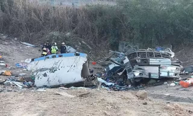 Cerca de 15 personas murieron al accidentarse el autobús en el que viajaban en Nayarit