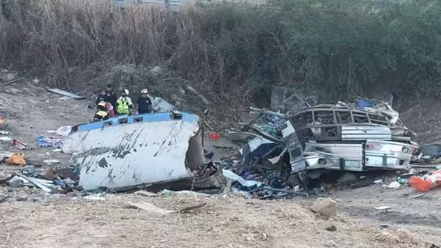 Cerca de 15 personas murieron al accidentarse el autobús en el que viajaban en Nayarit