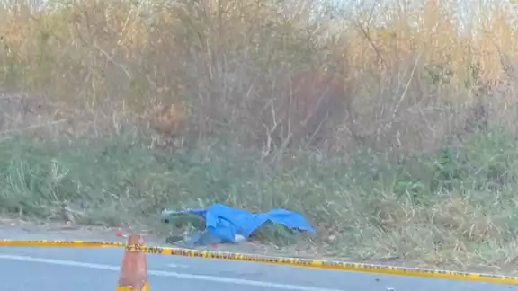 El cuerpo quedó a un costado de la carretera El cuerpo quedó a un costado de la carretera