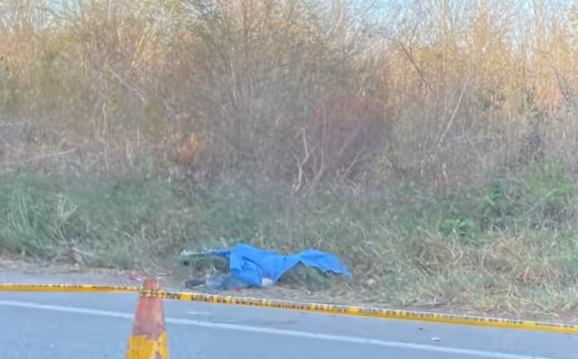 El cuerpo quedó a un costado de la carretera
