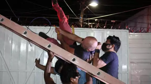 El hombre estuvo colgado en el portón casi dos horas