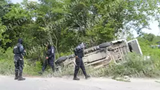 El vehículo fue retirado de la zona de la colonia Santa Cecilia en Cancún y llevado al corralón tras la volcadura
