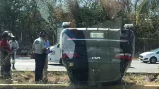 El vehículo terminó volcado sobre el camellón de la carretera federal Cancún-Playa del Carmen, donde aún se mantiene sin ser retirado