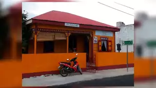 La 'Casa Voladora' actualmente es un negocio de alimentos, pero conserva su placa conmemorativa colocada tras el paso del Huracán Janet en Chetumal