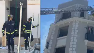 Los bomberos de Madrid laboran para sacar a personas atrapadas dentro del edificio que registró la explosión