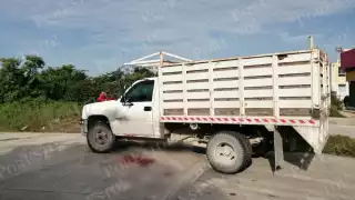 La camioneta quedó detenida en la Región 260 de Cancún, donde quedó la mancha de sangre en el sitio en el que fue atacado el obrero