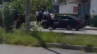 El hombre quedó muerto dentro de su automóvil en la avenida Niños Héroes de Cancún tras ser atacado a balazos