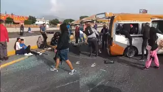 Los pasajeros de la combi accidentada salieron por las ventanas de la unidad tras el choque en la México-Puebla