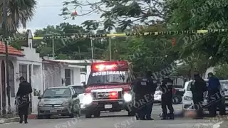 El hombre fue hallado tirado con diversas heridas de bala en Residencial Santa Fe de Cancún, sitio que fue acordonado por elementos de la Policía