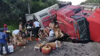 Tráiler con 20 toneladas de verdura vuelca en la carretera Carrillo Puerto-Muyil