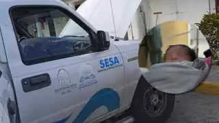 El pequeño es trasladado hasta Cancún para recibir atención médica luego de haber sufrido una caída en un hospital de Chetumal