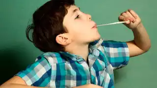 La madre reveló que el niño se acabó un frasco entero de chicles