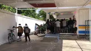 Los papás acudieron a la escuela secundaria de Isla Mujeres para tratar de obtener información sobre la supuesta amenaza de balacera