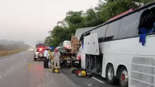 Bomberos acudieron al rescate de algunos pasajeros que permanecían dentro del autobús en Chetumal