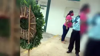 Una de las coronas de flores fue enviada a una colaboradora de la subdelegación del IMSS en Chetumal