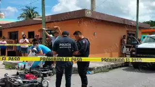 Los policías de Cozumel, presionados por los habitantes de la colonia Emiliano Zapata, tuvieron que quedarse para hacerse responsables del accidente que causaron
