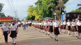 Loa alumnos de educación primaria formaban filas durante el Desfile del 16 de Septiembre que se llevó a cabo en Kantunilkín