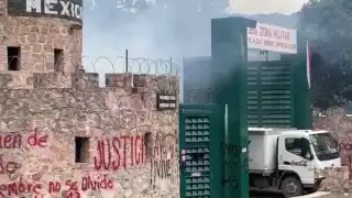 La camioneta de la refresquera Coca-Cola terminó con daños luego de ser estrellada de reversa en la puerta de la 35 zona militar de Chilpancingo