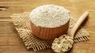 La harina de avena integral puede hacerse con cualquier tipo de avena, puedes usar los granos enteros, los de hojuelas o los medio triturarlos