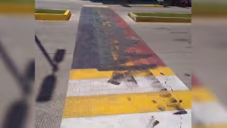 Este cruce peatonal vandalizado fue uno de los que pintaron con los colores de la bandera LGBT+ en Chetumal con motivo del Mes del Orgullo