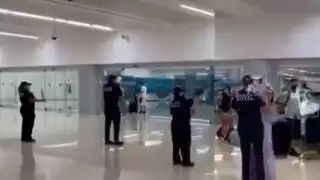 Los elementos policiacos bailaban al ritmo de un R&B del estadounidense Ben E. King en el aeropuerto de Cancún