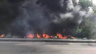 Bomberos acudieron a apagar el incendio en el fraccionamiento Los Héroes de Cancún, que amenazaba con extenderse