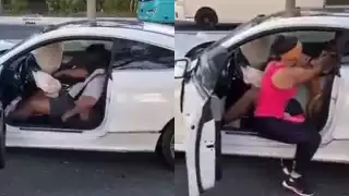 Una mujer se acercó a brindarl apoyo para evitar que el hombre se mordiera la lengua durante el ataque de convulsiones en Cancún